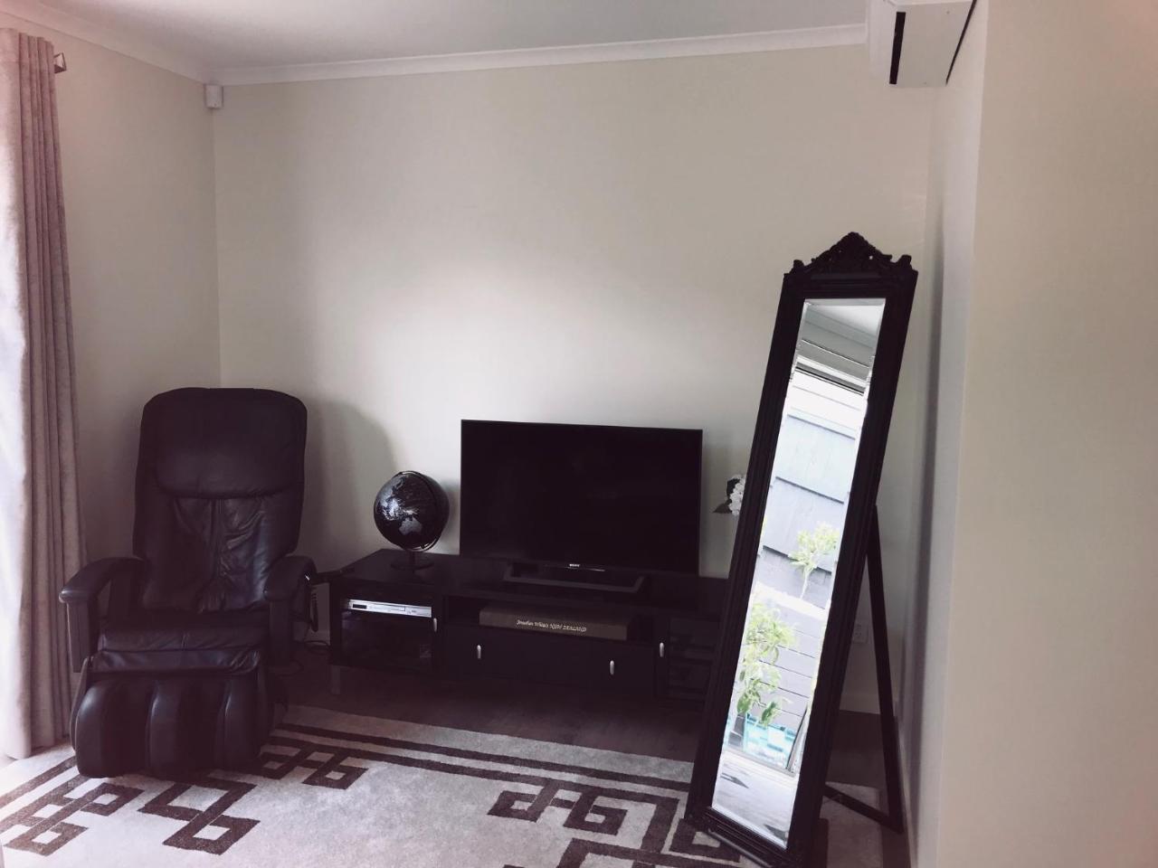 Modern Self Contained Apartment In Riverhead Экстерьер фото